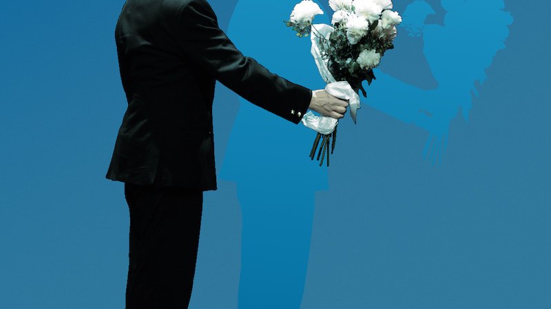 Ein Mann in Uniform h&auml;lt einen Blumenstrau&szlig;. Sein Schatten ist auf einem blauen Hintergrund zu sehen, was eine doppelte Silhouette erzeugt., &copy; Theater der Altstadt
