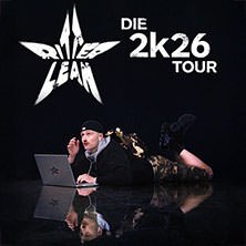 Person liegt auf dem Boden mit Laptop, trägt Tarnhose und Mütze. Schriftzug: Ritter Lean - Die 2k26 Tour., © links im Bild Person liegt auf dem Boden mit Laptop, trägt Tarnhose und Mütze. Schriftzug: Ritter Lean - Die 2k26 Tour., © links im Bild