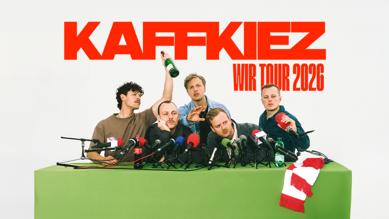 Die Band KAFFKIEZ sitzt bei einer Pressekonferenz mit Mikrofonen und einer hochgehaltenen Flasche. Ankündigung der Wir Tour 2026., © links im Bild Die Band KAFFKIEZ sitzt bei einer Pressekonferenz mit Mikrofonen und einer hochgehaltenen Flasche. Ankündigung der Wir Tour 2026., © links im Bild
