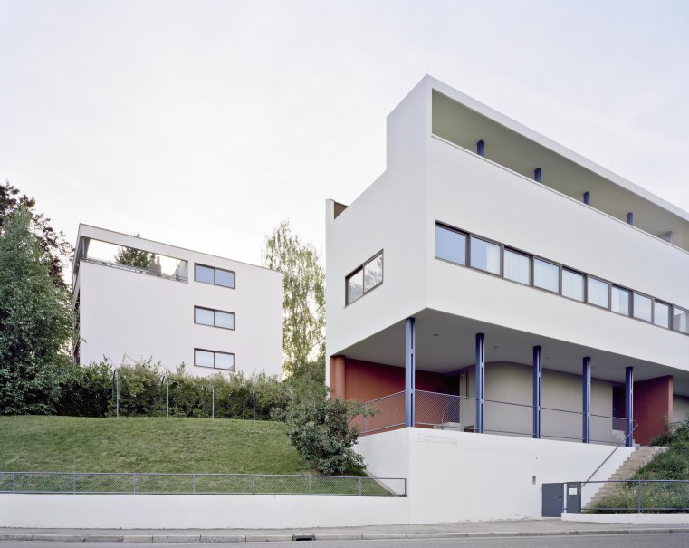 Modern white buildings with large windows and flat roofs, surrounded by green spaces. Architecturally simple and geometrically designed., &copy; Gonz&aacute;lez/Weissenhofmuseum