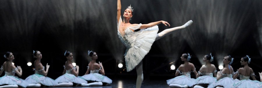 Anna Osadcenko in Maximiliano Guerra's Don Quixote, © Stuttgarter Ballett Anna Osadcenko in Maximiliano Guerra's Don Quixote, © Stuttgarter Ballett