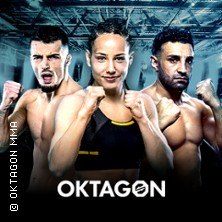 Drei Kämpfer in Kampfsportpose vor dem OKTAGON-Logo. Sie tragen Sportbekleidung und stehen vor einem dunklen Hintergrund., © links im Bild