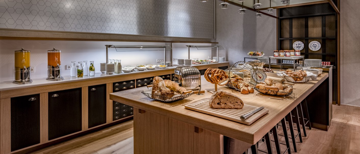 A rich breakfast buffet with bread, pastries, juice dispensers and crockery in a modern, bright room., © Stuttgart Marriott Hotel Sindelfingen A rich breakfast buffet with bread, pastries, juice dispensers and crockery in a modern, bright room., © Stuttgart Marriott Hotel Sindelfingen