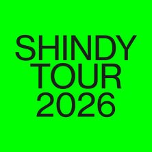 Schwarzer Text 'SHINDY TOUR 2026' auf grünem Hintergrund., © links im Bild