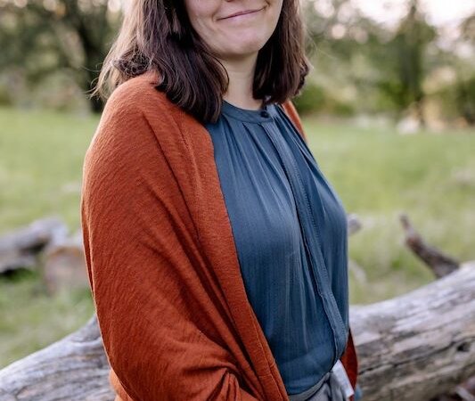 Eine Frau mit Brille und braunem Haar steht lächelnd vor einem Baumstamm in einer natürlichen Umgebung., © Börsenverein des Deutschen Buchhandels, Landesverband Baden-Württemberg e.V. Eine Frau mit Brille und braunem Haar steht lächelnd vor einem Baumstamm in einer natürlichen Umgebung., © Börsenverein des Deutschen Buchhandels, Landesverband Baden-Württemberg e.V.