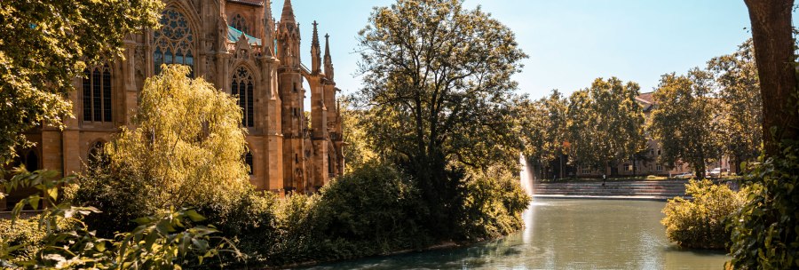St. John's Church on the Feuersee, surrounded by trees and water, in sunny weather., &copy; SMG Stuttgart Marketing GmbH - Sarah Schmid
