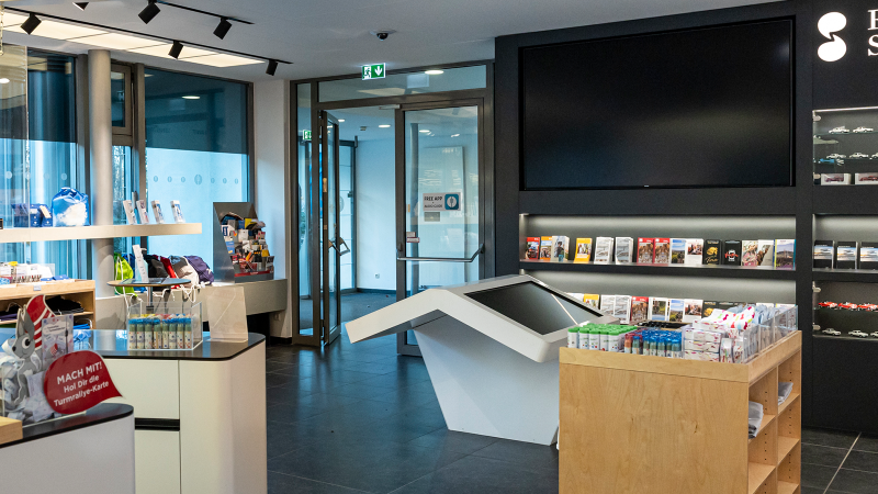 Tourist Info im Fernsehturm Stuttgart mit Broschüren, Souvenirs und einem großen Bildschirm. Modernes Design mit Informationsmaterial zur Region Stuttgart., © Stuttgart-Marketing GmbH, Sarah Schmid Tourist Info im Fernsehturm Stuttgart mit Broschüren, Souvenirs und einem großen Bildschirm. Modernes Design mit Informationsmaterial zur Region Stuttgart., © Stuttgart-Marketing GmbH, Sarah Schmid