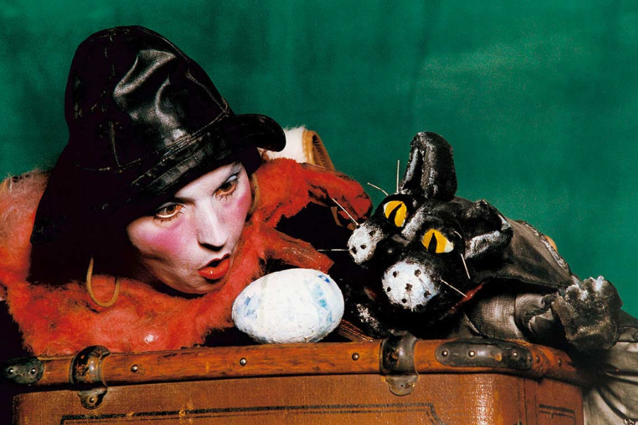 Kater Zorbas bestaunt das geheimnisvolle M&ouml;wenei., &copy; Dorftheater Siemitz