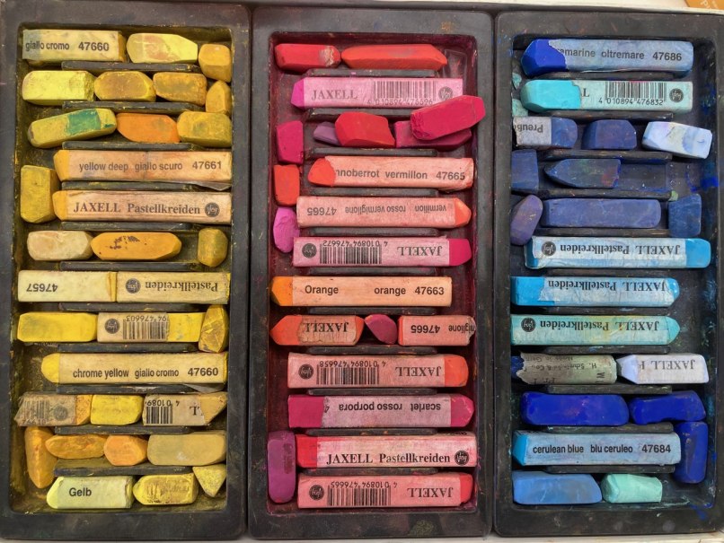 Drei F&auml;cher mit Pastellkreiden in Gelb-, Rot- und Blaut&ouml;nen, ordentlich sortiert. Jede Farbe ist mit einem Etikett versehen., &copy; Adolf H&ouml;lzel Stiftung