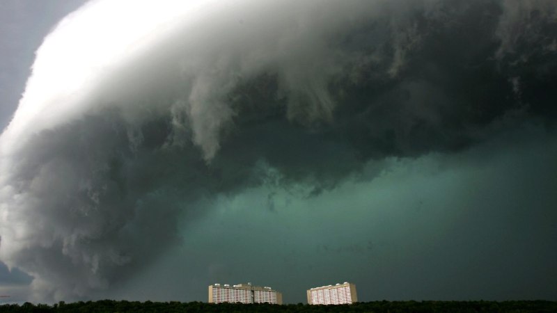 Dramatische Wolkenformation &uuml;ber einem Hochhaus und einem Kran. Der Himmel ist dunkel und bedrohlich, w&auml;hrend die Wolken tief und schwer wirken., &copy; Wilhelm Mierendorf