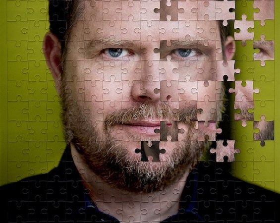 Portr&auml;t eines Mannes als Puzzle, einige Teile fehlen. Hintergrund in Gr&uuml;n, Gesicht teils unvollst&auml;ndig., &copy; Renitenztheater Stuttgart e.V.