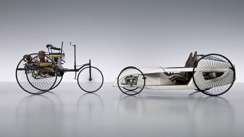 F-Cell Roadster and the first Benz-Patent Motorwagen, &copy; Daimler AG