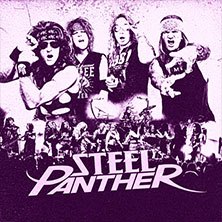 Tourposter der Band Steel Panther mit lila Farbschema. Die Bandmitglieder posieren energetisch vor einem Publikum., © links im Bild Tourposter der Band Steel Panther mit lila Farbschema. Die Bandmitglieder posieren energetisch vor einem Publikum., © links im Bild