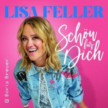 Lisa Feller l&auml;chelt in einer Jeansjacke vor einem pinken Hintergrund. Der Schriftzug 'Sch&ouml;n f&uuml;r dich' ist zu sehen., &copy; links im Bild