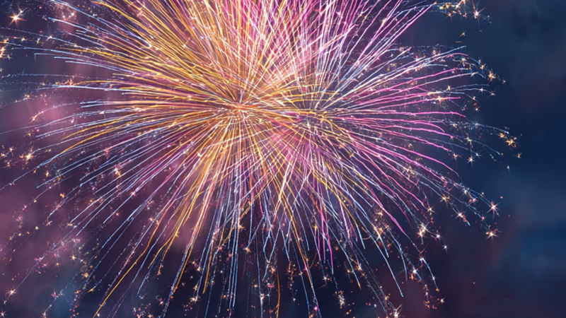 Buntes Feuerwerk am Nachthimmel, leuchtende Farben und funkelnde Lichter vor dunklem Hintergrund., © mit KI erstellt Buntes Feuerwerk am Nachthimmel, leuchtende Farben und funkelnde Lichter vor dunklem Hintergrund., © mit KI erstellt