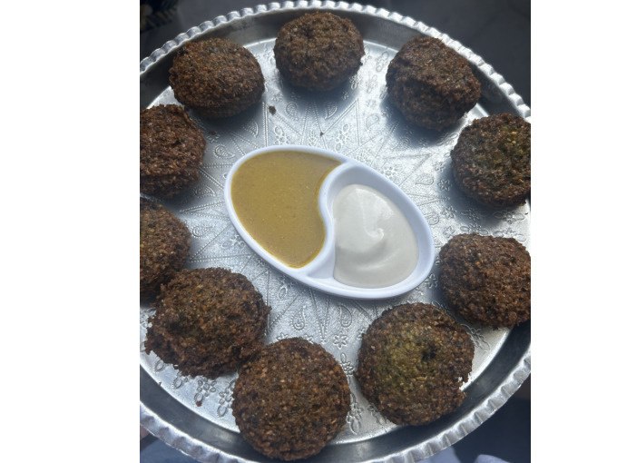 A silver tray with falafel balls and two dips in the center, served on a decorative plate., © Cool-Tours StattReisen A silver tray with falafel balls and two dips in the center, served on a decorative plate., © Cool-Tours StattReisen