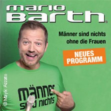 Ein Mann in grünem T-Shirt mit der Aufschrift 'Männer sind nichts' zeigt auf sich. Text: 'Mario Barth - Männer sind nichts ohne die Frauen. Neues Programm'., © links im Bild Ein Mann in grünem T-Shirt mit der Aufschrift 'Männer sind nichts' zeigt auf sich. Text: 'Mario Barth - Männer sind nichts ohne die Frauen. Neues Programm'., © links im Bild