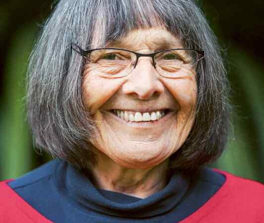 Eine ältere Frau mit grauem Haar und Brille lächelt in die Kamera. Sie trägt ein rotes Oberteil. Der Hintergrund ist unscharf und grün., © Börsenverein des Deutschen Buchhandels, Landesverband Baden-Württemberg e.V. Eine ältere Frau mit grauem Haar und Brille lächelt in die Kamera. Sie trägt ein rotes Oberteil. Der Hintergrund ist unscharf und grün., © Börsenverein des Deutschen Buchhandels, Landesverband Baden-Württemberg e.V.