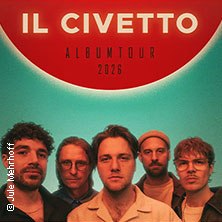Die Band Il Civetto posiert vor einem türkisfarbenen Hintergrund für ihre Albumtour 2026. Fünf Mitglieder sind zu sehen., © links im Bild Die Band Il Civetto posiert vor einem türkisfarbenen Hintergrund für ihre Albumtour 2026. Fünf Mitglieder sind zu sehen., © links im Bild