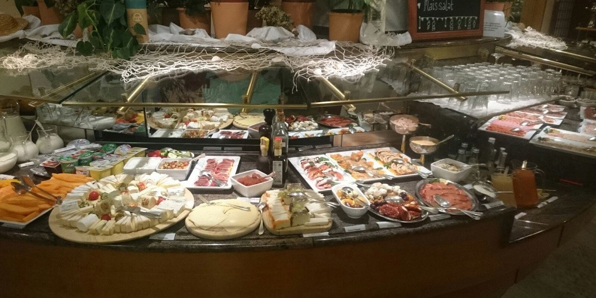 Ein reichhaltiges Frühstücksbuffet mit Käse, Aufschnitt, Obst und Brot. Verschiedene Speisen sind auf Tellern und in Schalen angerichtet., © Hotel Unger Ein reichhaltiges Frühstücksbuffet mit Käse, Aufschnitt, Obst und Brot. Verschiedene Speisen sind auf Tellern und in Schalen angerichtet., © Hotel Unger