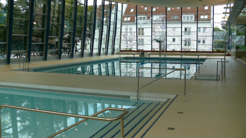 Schwimmbecken im Feuerbacher Hallenbad., &copy; Stuttgarter B&auml;der