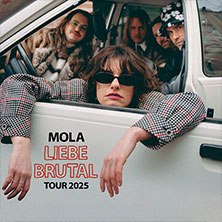 Personen in einem Auto, eine lehnt sich aus dem Fenster. Text: 'Mola Liebe Brutal Tour 2025'., © links im Bild Personen in einem Auto, eine lehnt sich aus dem Fenster. Text: 'Mola Liebe Brutal Tour 2025'., © links im Bild