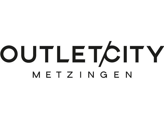 Schwarzes Logo der Outletcity Metzingen auf weißem Hintergrund. Der Schriftzug ist modern und stilisiert., © Schlienz-Tours GmbH & Co.KG Schwarzes Logo der Outletcity Metzingen auf weißem Hintergrund. Der Schriftzug ist modern und stilisiert., © Schlienz-Tours GmbH & Co.KG