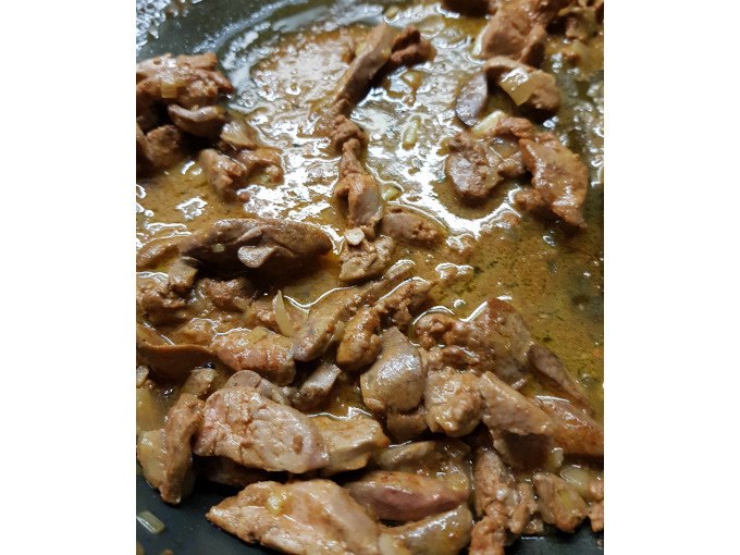 Roasted meat in a pan with a rich sauce, close-up., &copy; Kultweine-Kochwelten-Kunst&uuml;cke - Kochschule Sonja Lenz