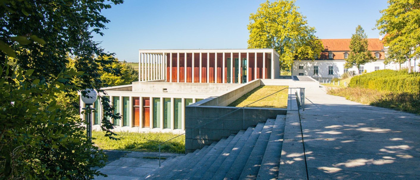Das Literaturmuseum in Marbach am Neckar zeigt moderne Architektur mit gro&szlig;en Fenstern und klaren Linien, umgeben von gr&uuml;ner Natur und einem blauen Himmel., &copy; Stuttgart-Marketing GmbH, Sarah Schmid