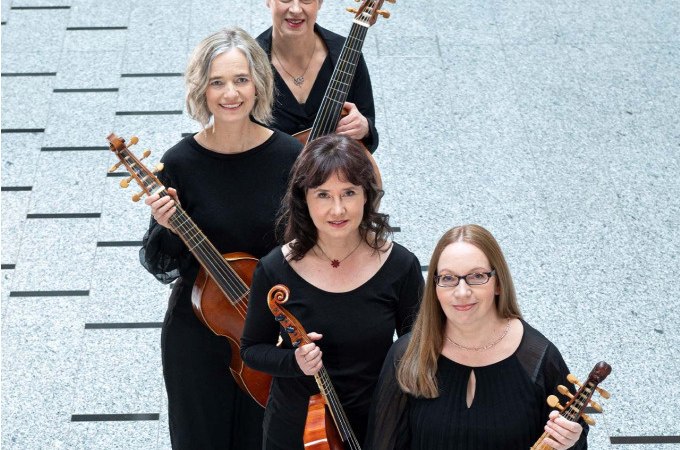 Vier Frauen in schwarzer Kleidung halten Streichinstrumente und lächeln in die Kamera. Sie stehen auf einem hellen Boden., © Landesmuseum Württemberg