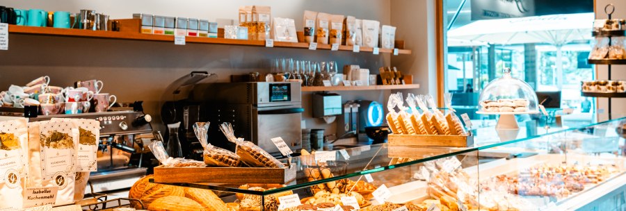 Innenansicht der Patisserie Isabella mit glutenfreien Backwaren und Produkten. Helle, einladende Atmosphäre mit dekorativen Regalen und Theke., © SMG, Sarah Schmid Innenansicht der Patisserie Isabella mit glutenfreien Backwaren und Produkten. Helle, einladende Atmosphäre mit dekorativen Regalen und Theke., © SMG, Sarah Schmid