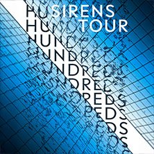 Blaues Grafikdesign mit dem Schriftzug 'Hundreds Sirens Tour' in diagonaler Anordnung., &copy; links im Bild