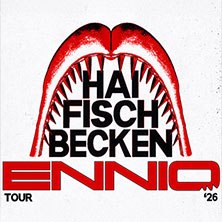 Ein stilisiertes Haifischmaul umrahmt den Text 'Haifischbecken Ennio Tour '26' in Rot und Schwarz., &copy; links im Bild