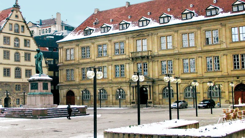 Prinzenbau am Schillerplatz Stuttgart mit Stiftsfruchtkasten links und Schillerdenkmal im Vordergrund