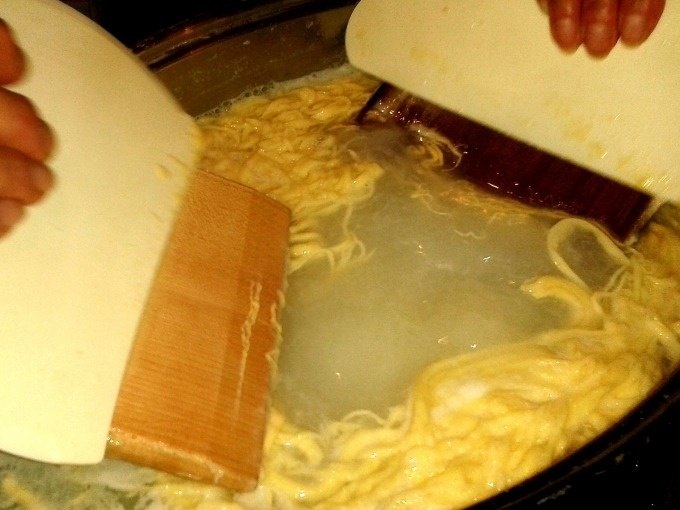 Zwei Hände schaben Spätzleteig mit Brettern in kochendes Wasser. Traditionelle Zubereitung von Spätzle in einem Kochkurs., © Kultweine-Kochwelten-Kunstücke - Kochschule Sonja Lenz Zwei Hände schaben Spätzleteig mit Brettern in kochendes Wasser. Traditionelle Zubereitung von Spätzle in einem Kochkurs., © Kultweine-Kochwelten-Kunstücke - Kochschule Sonja Lenz