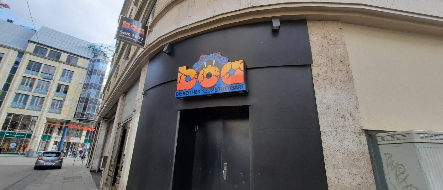 Entrance to the Boa discotheque in Stuttgart with an eye-catching sign. Modern buildings and stores in the background., © SMG
