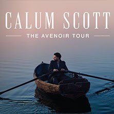 Ein Mann rudert in einem kleinen Boot auf einem ruhigen Gewässer. Der Himmel ist sanft beleuchtet. Oben steht: Calum Scott - The Avenoir Tour., © links im Bild