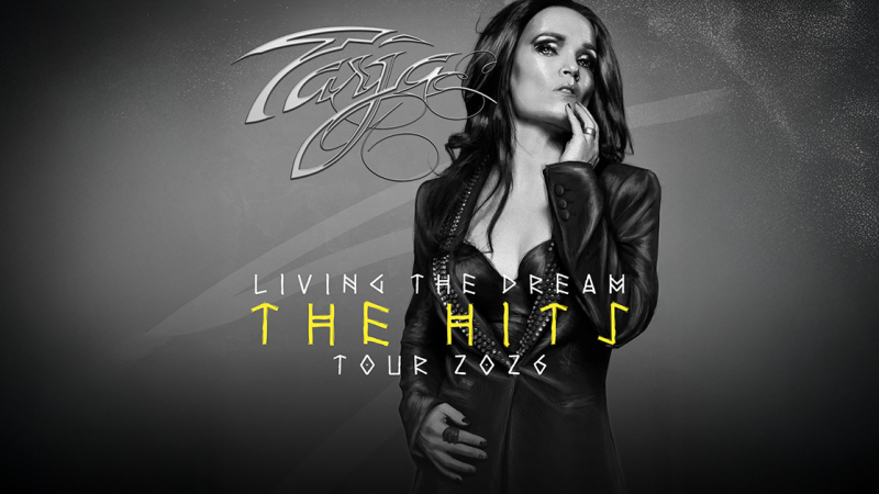Schwarz-weißes Poster mit einer Frau in Lederjacke. Der Schriftzug "Living the Dream - The Hits Tour 2026" ist prominent platziert., © links im Bild Schwarz-weißes Poster mit einer Frau in Lederjacke. Der Schriftzug "Living the Dream - The Hits Tour 2026" ist prominent platziert., © links im Bild
