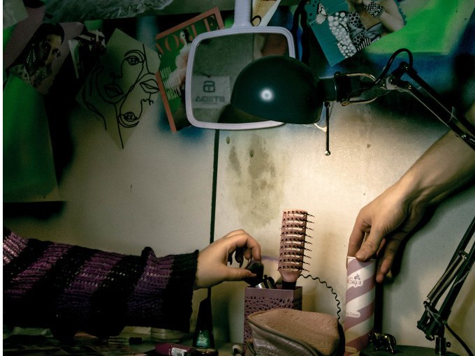 Two hands reach for a pink and white object on a desk with a mirror, lamp and various objects., © ExitGames Stuttgart Two hands reach for a pink and white object on a desk with a mirror, lamp and various objects., © ExitGames Stuttgart