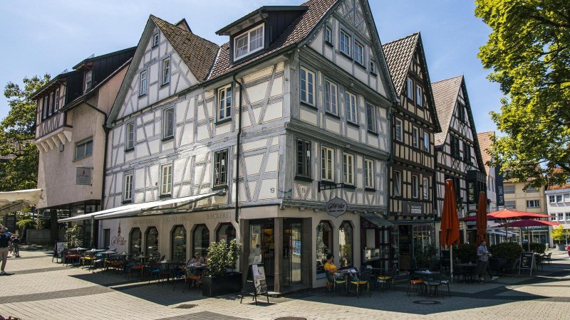 Backnang Old Town Half-Timbered Houses: Half-timbered houses in Backnang's Old Town with caf&eacute; terraces on a sunny square., &copy; SMG Stuttgart Marketing GmbH - Sarah Schmid