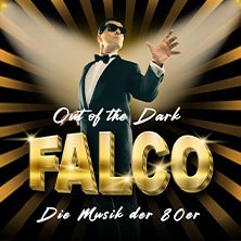 Cover von 'Out of the Dark – Falco: Die Musik der 80er' mit einem Mann im Anzug und Sonnenbrille vor strahlenförmigem Hintergrund., © links im Bild