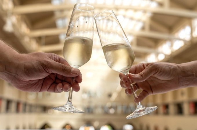 Zwei Personen stoßen mit Sektgläsern in einer lichtdurchfluteten Halle an, vermutlich in der Stuttgarter Markthalle., © Stuttgart Marketing GmbH Zwei Personen stoßen mit Sektgläsern in einer lichtdurchfluteten Halle an, vermutlich in der Stuttgarter Markthalle., © Stuttgart Marketing GmbH