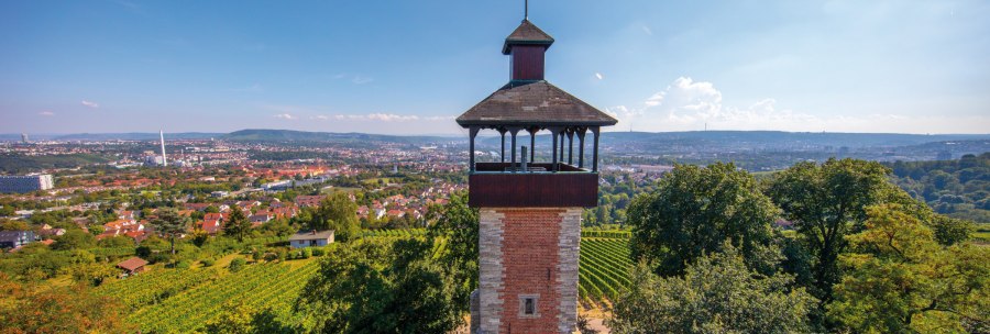 Burgholzhof observation tower in Stuttgart, surrounded by vineyards, with a view of the city and blue sky., © SMG, Achim Mende Burgholzhof observation tower in Stuttgart, surrounded by vineyards, with a view of the city and blue sky., © SMG, Achim Mende