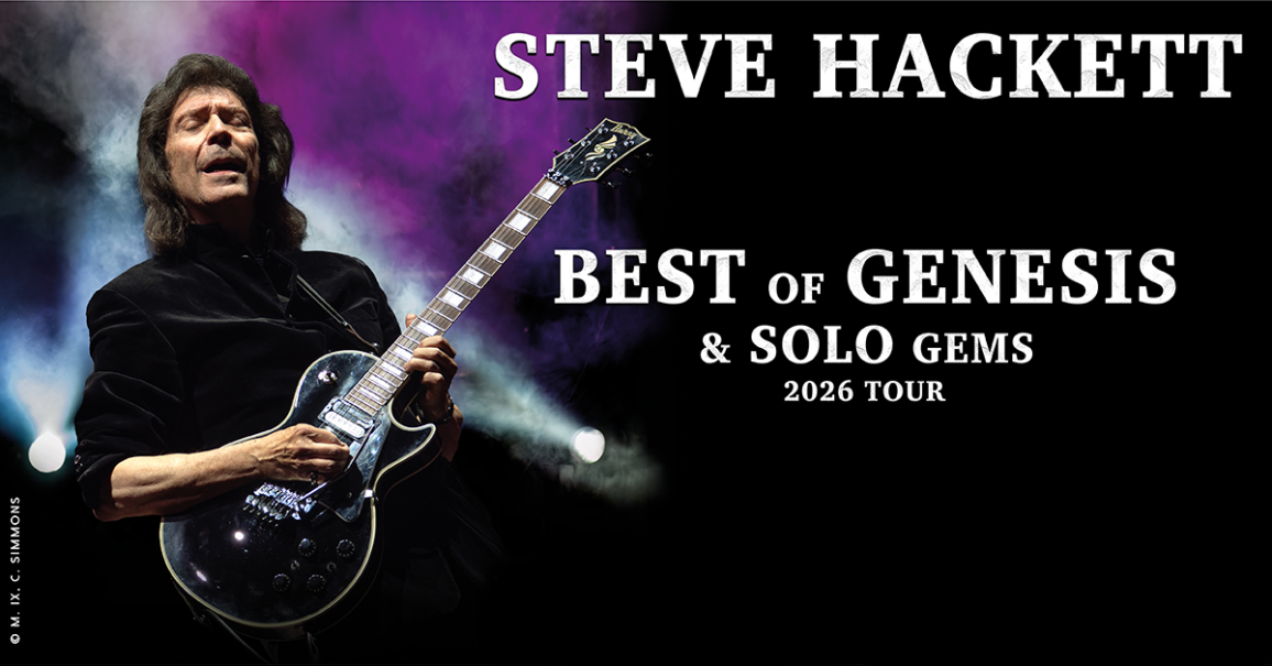 Steve Hackett spielt Gitarre vor einem bunten Nebelhintergrund. Der Text k&uuml;ndigt die "Best of Genesis & Solo Gems 2026 Tour" an., &copy; links im Bild