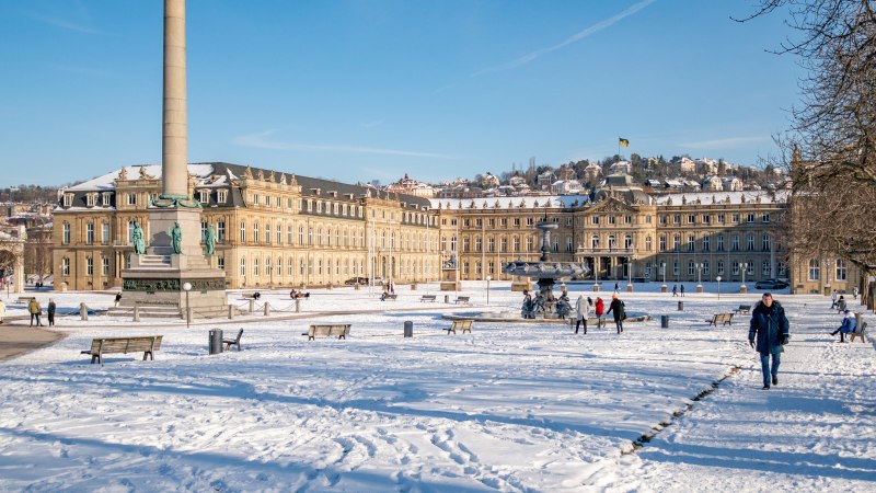 Schlossplatz Stuttgart in winter, covered in snow. People are walking, the sun is shining and the New Palace is visible in the background., © Stuttgart-Marketing GmbH, Thomas Niedermüller Schlossplatz Stuttgart in winter, covered in snow. People are walking, the sun is shining and the New Palace is visible in the background., © Stuttgart-Marketing GmbH, Thomas Niedermüller
