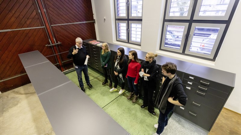 F&uuml;hrung im Stadtarchiv, &copy; Stadtarchiv Stuttgart; Foto: arge lola