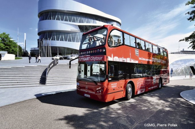 Roter Doppeldeckerbus der Stuttgart Citytour vor dem modernen Mercedes-Benz Museum., © SMG, Pierre Polak