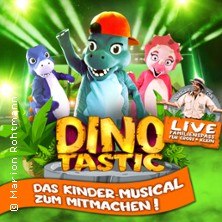 Drei bunte Dinosaurier und ein Mensch auf einer B&uuml;hne. Schriftzug: 'Dinotastic - Das Kinder-Musical zum Mitmachen!' in leuchtenden Farben., &copy; links im Bild