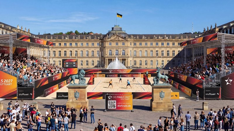 Sportevent vor dem Neuen Schloss in Stuttgart mit Zuschauerrängen und Beachvolleyballfeld für die Finals 2027., © in.stuttgart Sportevent vor dem Neuen Schloss in Stuttgart mit Zuschauerrängen und Beachvolleyballfeld für die Finals 2027., © in.stuttgart