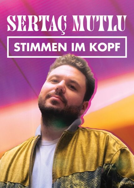 Ein Mann posiert vor einem bunten, abstrakten Hintergrund. Oben steht der Text 'Sertaç Mutlu Stimmen im Kopf'., © Theaterhaus Stuttgart e.V. Ein Mann posiert vor einem bunten, abstrakten Hintergrund. Oben steht der Text 'Sertaç Mutlu Stimmen im Kopf'., © Theaterhaus Stuttgart e.V.